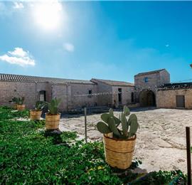  6 bedroom villa with heated pool in Modica, sleeps 18
